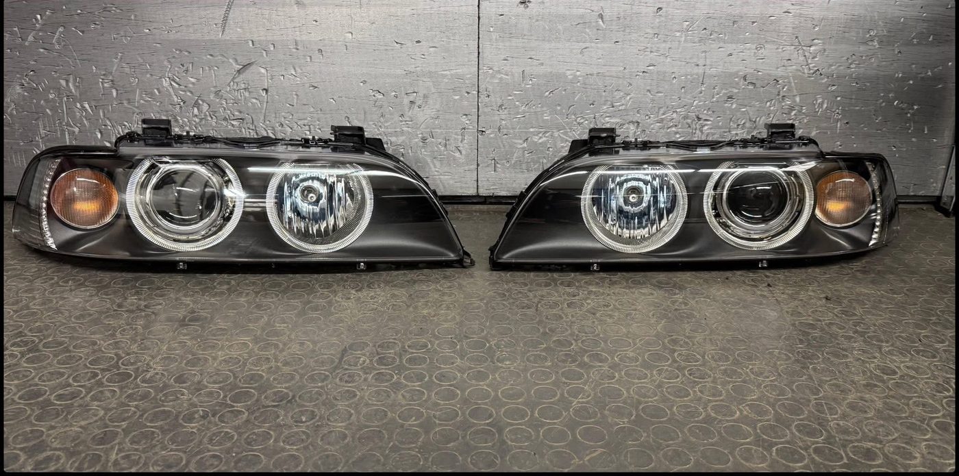 Възстановен фар на BMW E39 след ремонт — чисто стъкло и работещи ангелски очи
