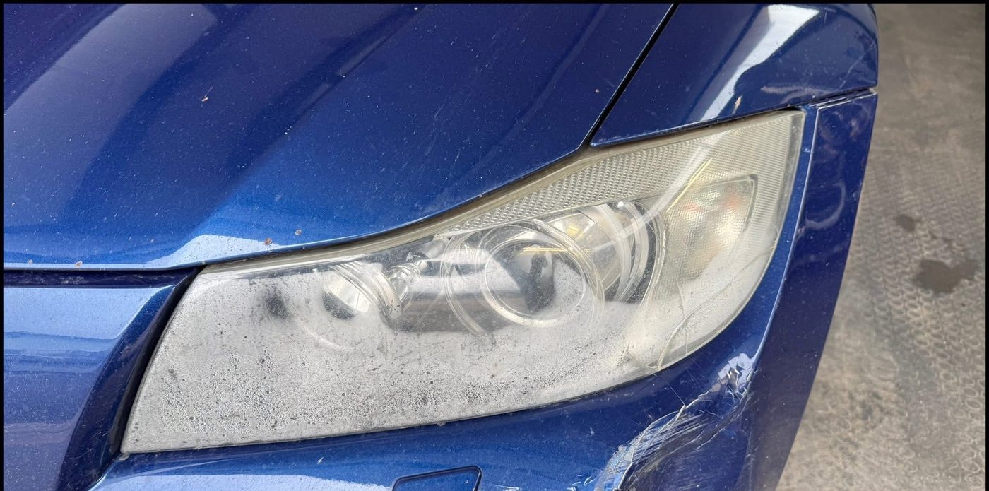 Матиран, пожълтял фар на BMW E90 преди полиране