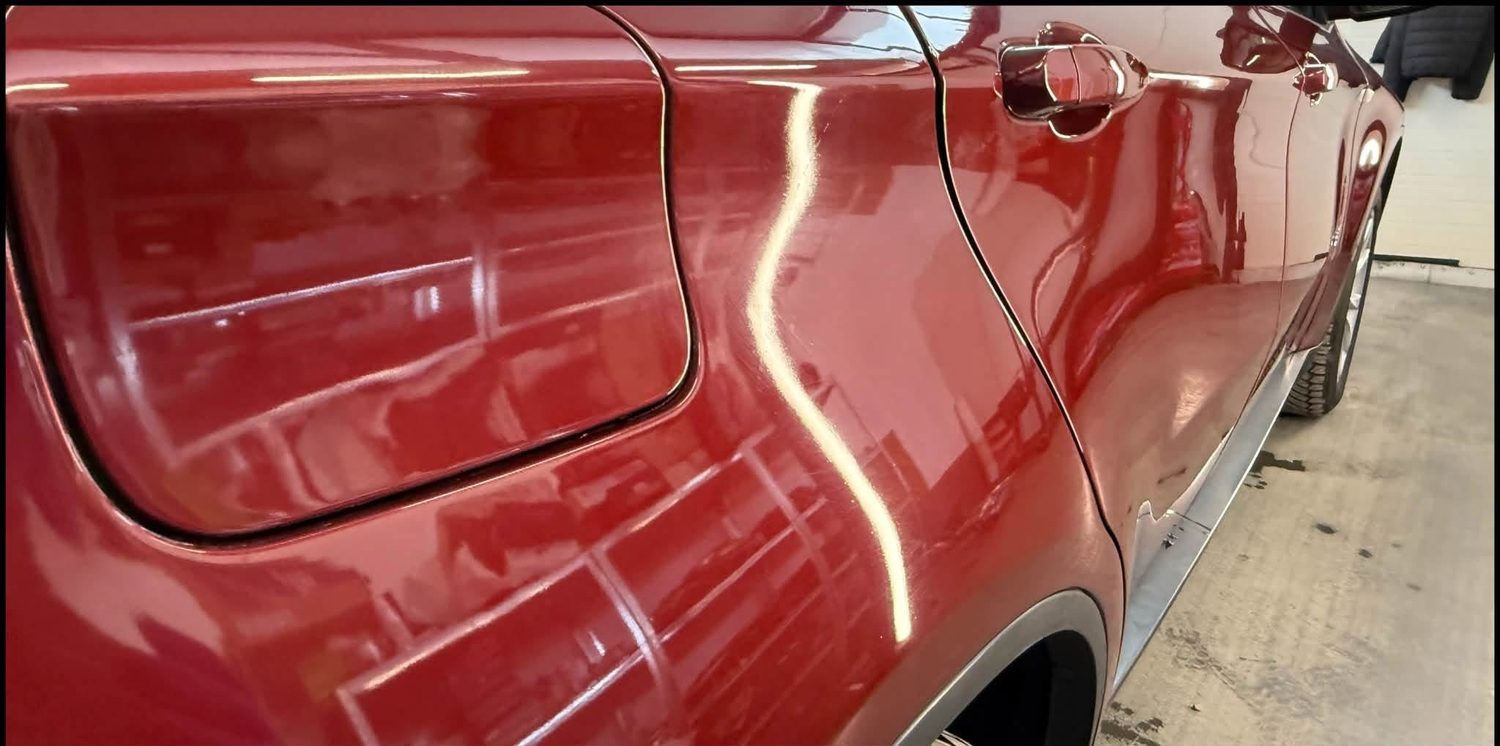 Видима драскотина по лаковото покритие на BMW X6 преди полиране