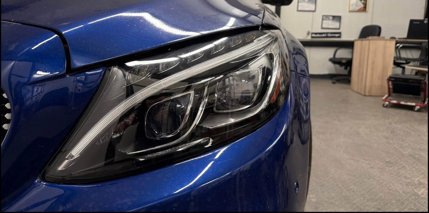 Избистрен фар на Mercedes-Benz C-Class след полиране