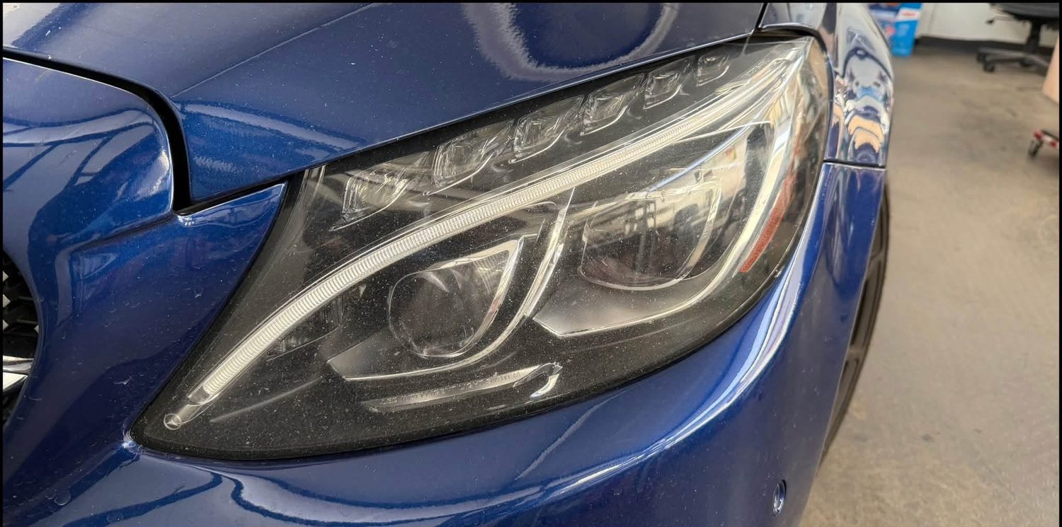 Матиран, надраскан фар на Mercedes-Benz C-Class преди обработка