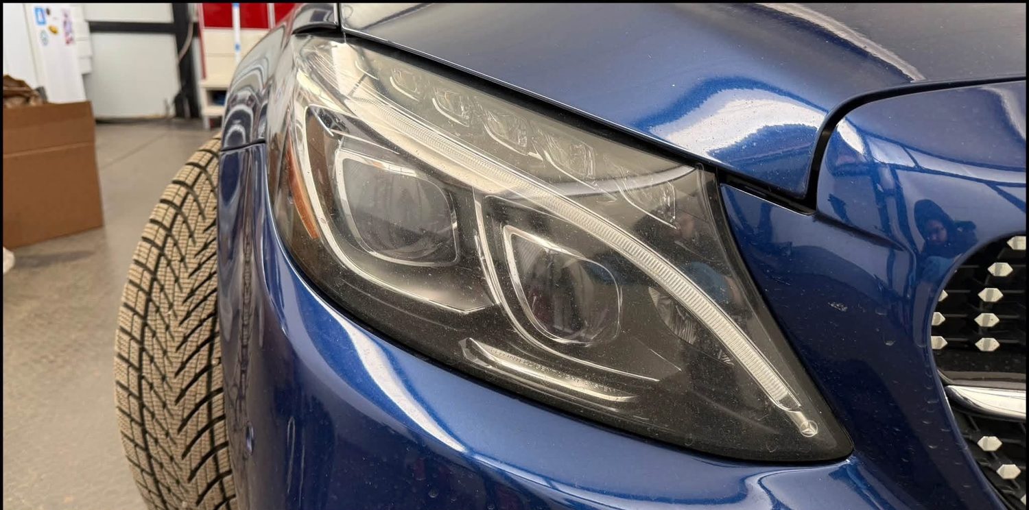 Помътнял фар на Mercedes-Benz C-Class преди възстановяване
