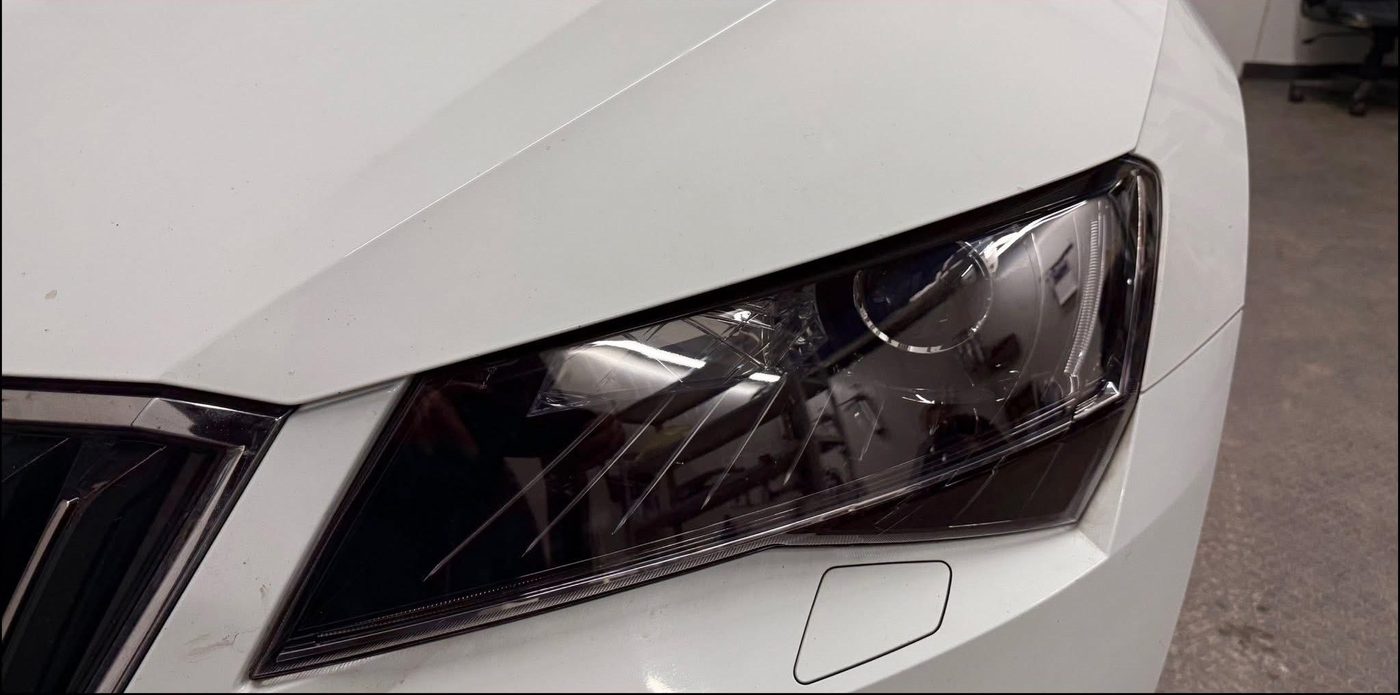 Избистрен фар на Škoda след полиране