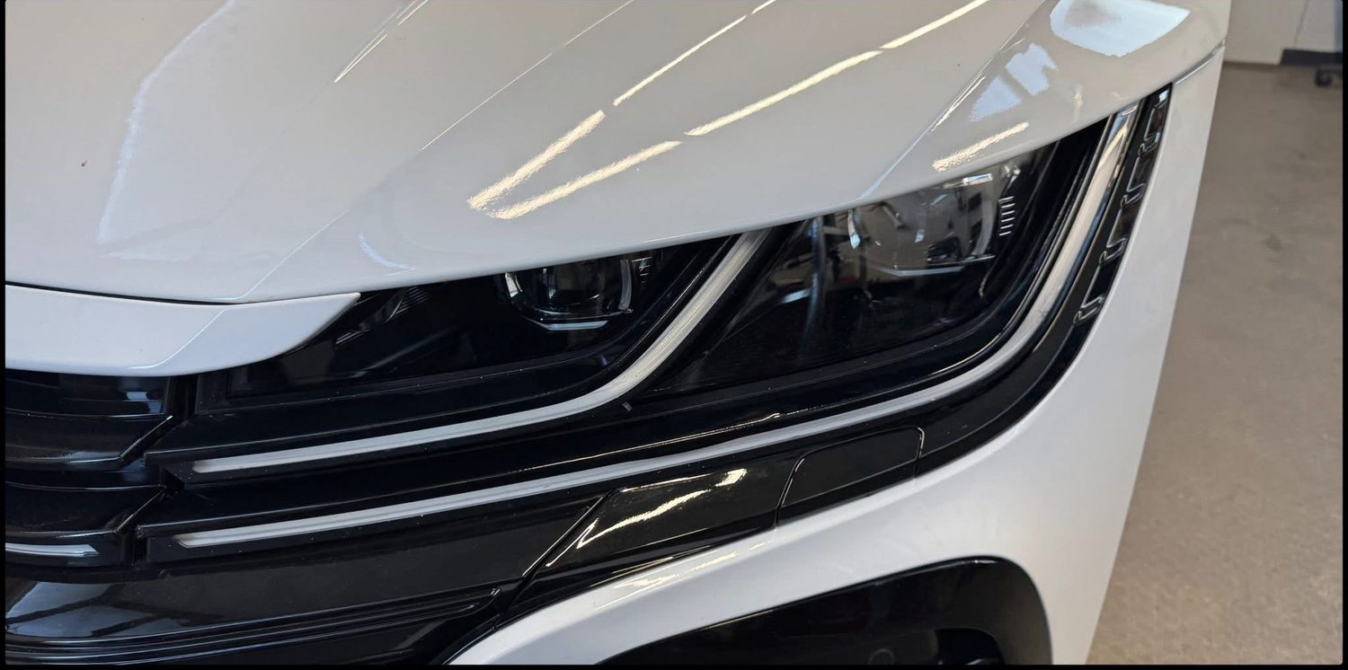 Полиран фар на Volkswagen след обработка, ясна оптика