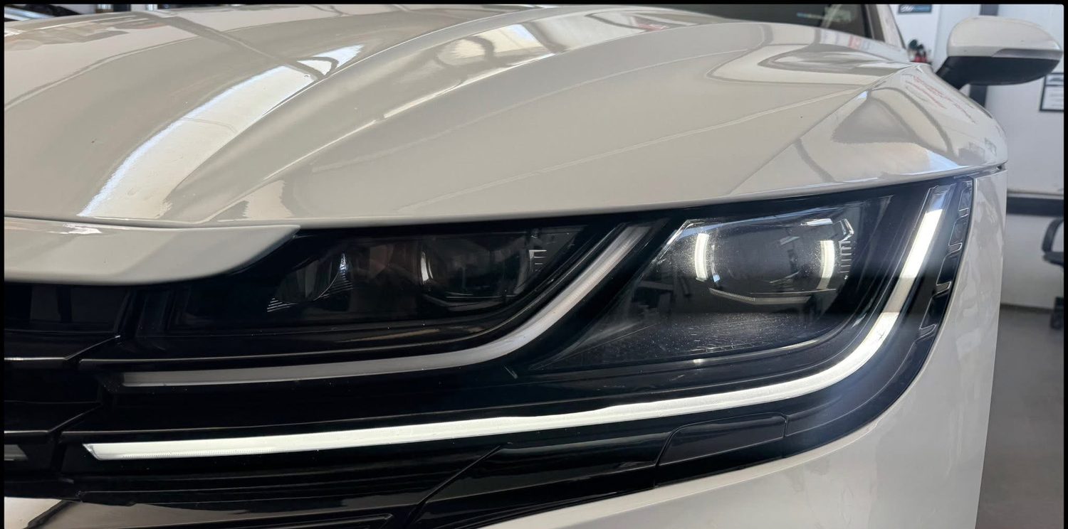 Матиран фар на Volkswagen преди полиране