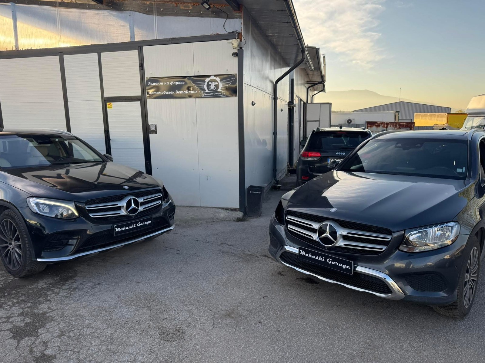 Клиентски автомобили пред сервиз Makashi Garage в София