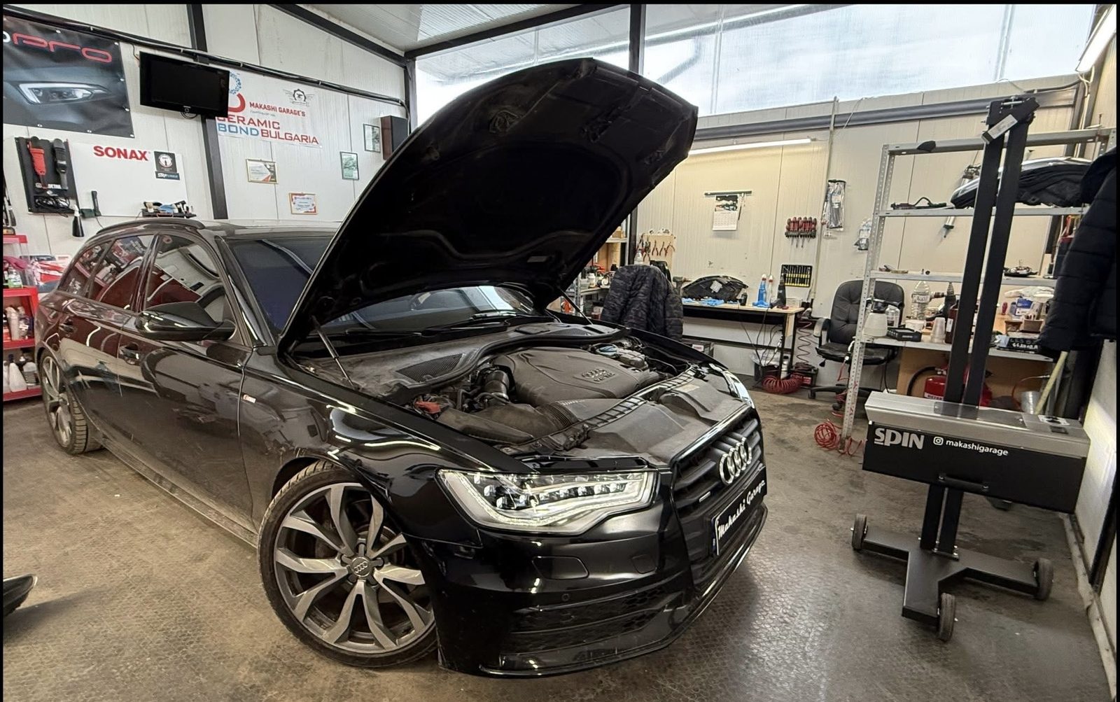 Audi A6 Avant в сервиз Makashi Garage по време на обслужване