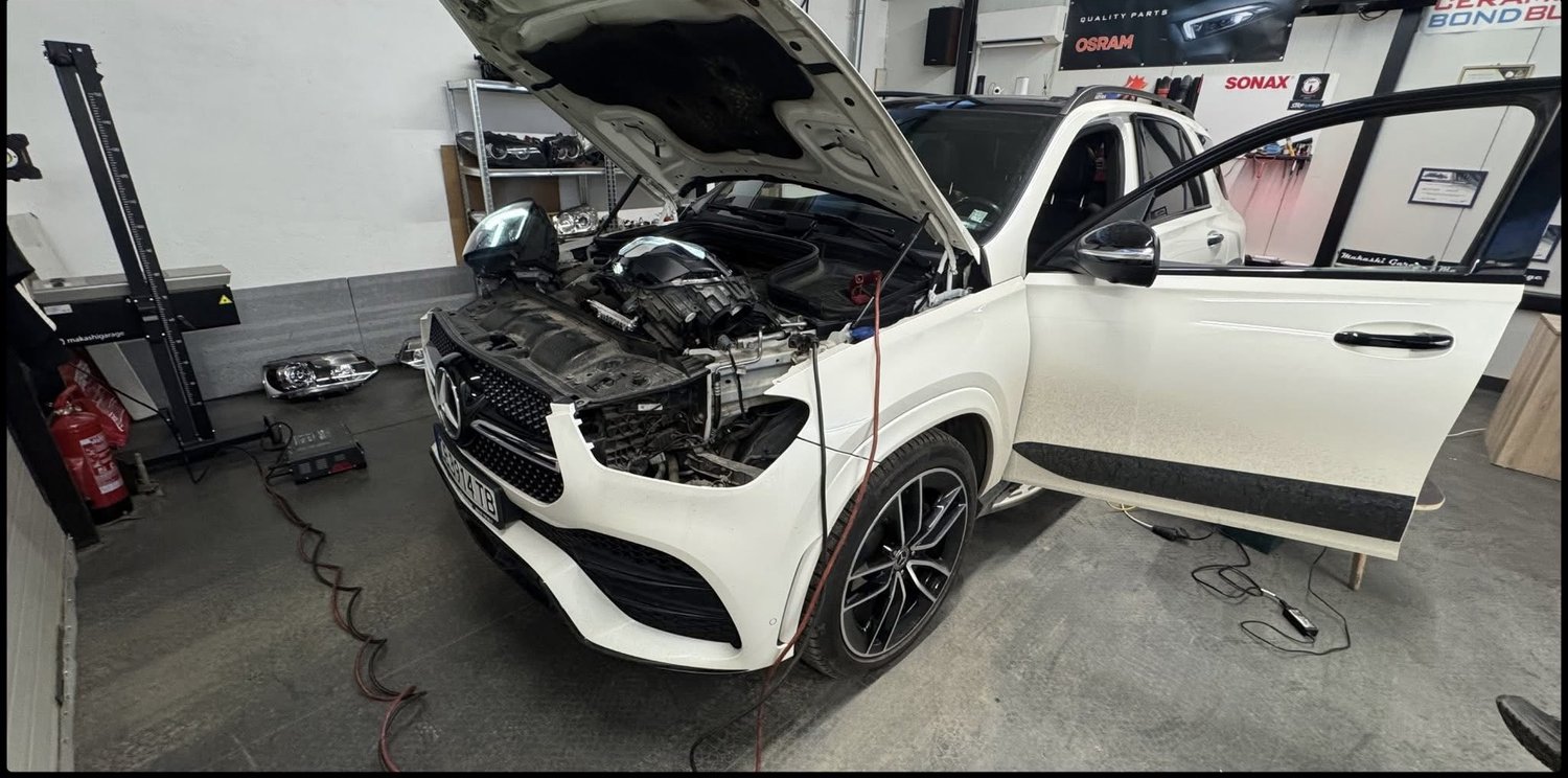 Mercedes-Benz GLE в сервиз Makashi Garage по време на диагностика