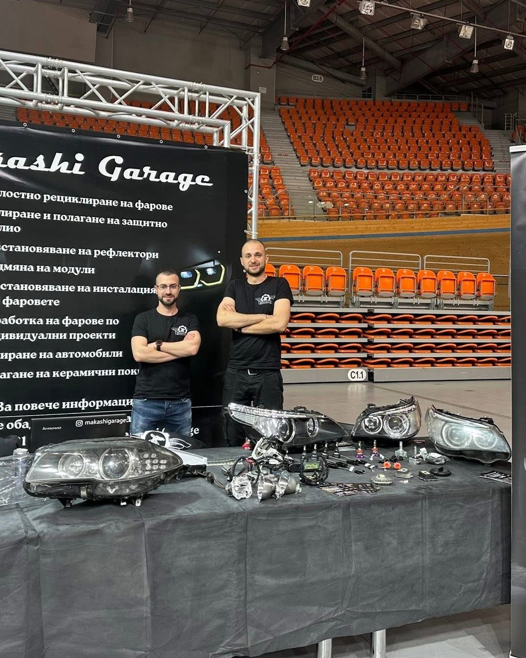 Собствениците на Makashi Garage на автомобилно изложение в София